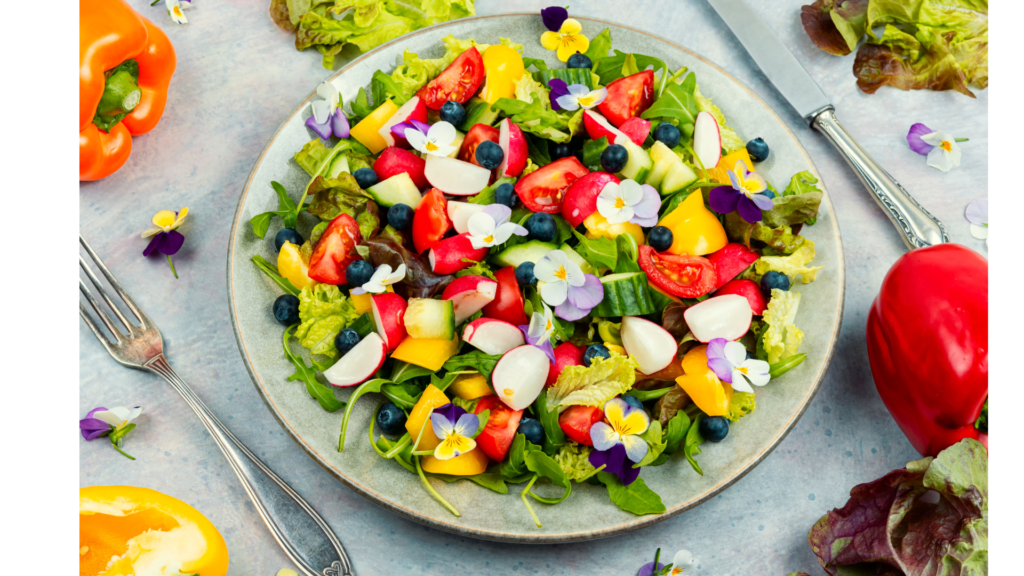 A imagem contém uma salada colorida contendo vários legumes e vegetais.